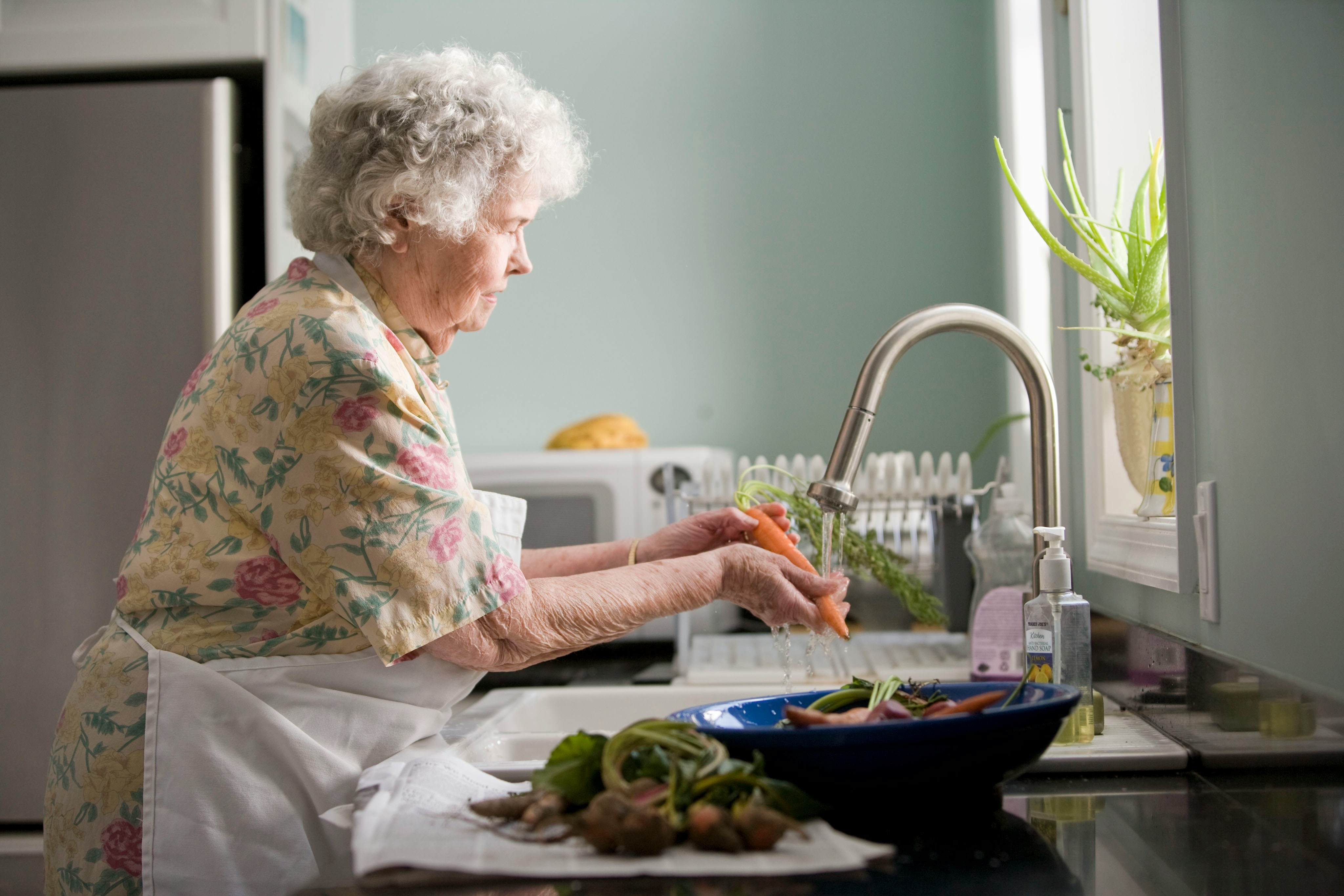 How Long Can a Person with Dementia Live at Home Comfortably?